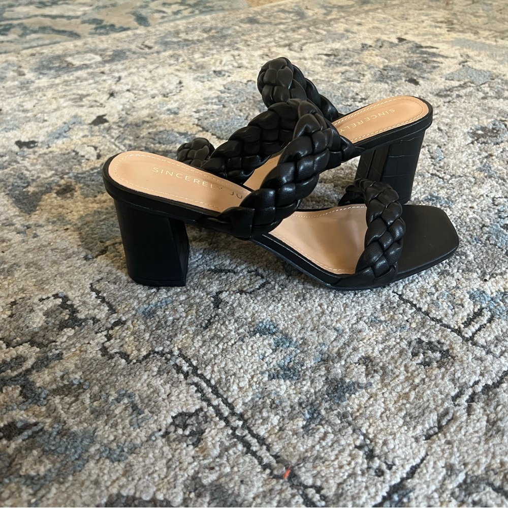 Size 9M fits if ur size 6 1/2 or 7 will fit perfectly.